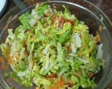 Foto del paso 9 de la receta: Buñuelos de puré de papas, abadejo, palitos de cangrejo y cebolla sofrita con ensalada