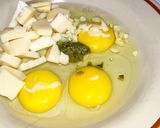 Foto del paso 1 de la receta: Tortilla al pesto con queso