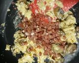 Foto del paso 3 de la receta: Revuelto de jamón y champiñones