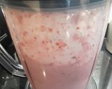Foto langkah ke 2 dari resep Strawberry smoothies.
