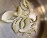 Foto del paso 2 de la receta: Espaguetis con salchichas en salsa de tomate