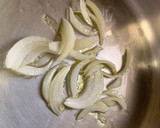 Foto del paso 2 de la receta: Espaguetis con salchichas en salsa de tomate