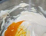 Foto langkah ke 3 dari resep Strawberry roll cake kukus.