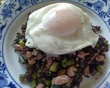 รูปขั้นตอนการทำที่ 4 ของ ข้าวไรซ์เบอร์รี่คลุกผัดกะเพราอกไก่ คลีน