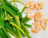 Hình bước làm 1 của món Bắp cải xào ruốc