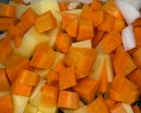 Hình bước làm 1 của món Cơm nhà với cari heo chiên xù, canh lá hẹ đậu hũ ky thịt băm, xoài dưa trộn chua ngọt