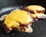 Foto langkah ke 5 dari resep Double Cheese Burger Pedas / 매콤 더블 치즈버거 (Tren Korea).