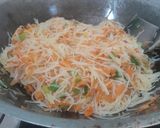 Foto langkah ke 4 dari resep Tumis Pedas Bihun Wortel.