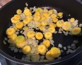 Une image de l'étape 7 de Aubergines aux carottes jaunes, persil, ail, oignon et épices.