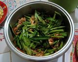 รูปขั้นตอนการทำที่ 3 ของ ผัดพริกแกงไก่ใส่ผักบุ้งจีน คีโต