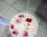 Gambar langkah 3 resipi Strawberries Soy Smoothies.