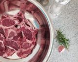 Foto del passaggio 1 della ricetta Agnello scottadito con crema di fave e pecorino