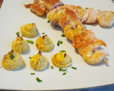 Foto del paso 5 de la receta: Patatas duquesa con brochetas de salmón y langostinos