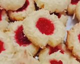 Foto langkah ke 5 dari resep Strawberry Thumbprint Cookies (Resep cc Tintin Rayner).