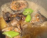 Hình bước làm 2 của món Cá ngừ kho ớt xanh