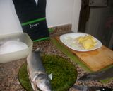 Foto del paso 1 de la receta Lubina a la sal con patatas panadera