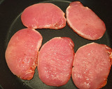 Foto del paso 2 de la receta: Piruletas 🍭 de hojaldre (de lomo🐷y queso 🧀)