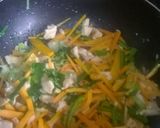 Foto del paso 4 de la receta: Fideos de arroz salteado con pollo y verduras