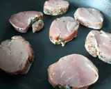Foto del paso 4 de la receta: Solomillo de cerdo a las finas hierbas con gravy de cebollas