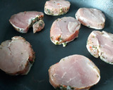 Foto del paso 4 de la receta: Solomillo de cerdo a las finas hierbas con gravy de cebollas