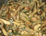 Foto del paso 1 de la receta: Hongos de pino en escabeche 🤪