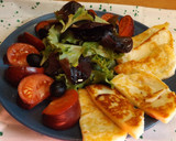 Foto del paso 2 de la receta: Fuente de queso a la plancha con tomates negros