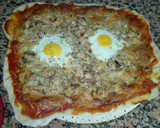 Foto del paso 4 de la receta: Pizza de masa fina con huevo y caballa