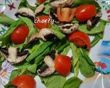 Foto del paso 3 de la receta: Ensalada: rúcula, hongos, cherry, pepinillos y queso