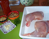 Foto del paso 1 de la receta: Pollo en salsa de tomate con almendras y nueces