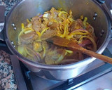 Foto del paso 6 de la receta: Cordero guisado en salsa reducida de dos cebollas con pasas