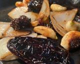 Foto del paso 1 de la receta: Salsa aderezo de chile morita y ajo
