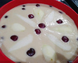 Foto del paso 4 de la receta: Tarta de pera con cerezas