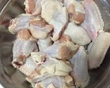 รูปขั้นตอนการทำที่ 1 ของ “ปีกไก่ทอดใบมะกรูด”