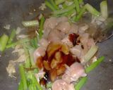 รูปขั้นตอนการทำที่ 4 ของ ผัดคะน้าหมูยอไก่