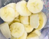 A picture of step 1 of Figs & bananas smoothie.