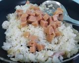 Hình bước làm 2 của món Cơm chiên trứng xúc xích