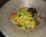 Foto langkah ke 5 dari resep Tumis ikan pedak tomat ijo.