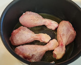 Foto del paso 2 de la receta: Jamoncitos de pollo guisados con verduras