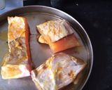A picture of step 1 of Fish curry with potatoes and cauliflower.
