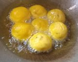 Foto langkah ke 4 dari resep Bola - bola ubi isi Coklat.
