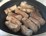 Hình bước làm 2 của món Mì sườn kho