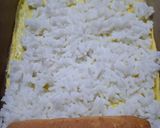 Foto langkah ke 4 dari resep Telur Gulung Nasi dan Sosis.