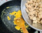 รูปขั้นตอนการทำที่ 4 ของ หมูเด้งผัดไข่แดงเค็ม