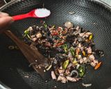 Foto langkah ke 7 dari resep Tumis Cumi Belimbing Wuluh.