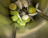 Foto del paso 1 de la receta: Crema de zanahoria, brócoli y manzana con puerro en Thermomix