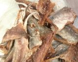 Foto langkah ke 2 dari resep Oseng Bunga Bawang Ikan Asin.