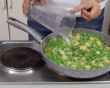 Foto del paso 5 de la receta: Crema de guisantes o hummus verde con crutones crujientes