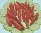 Foto del paso 3 de la receta: Ensalada piramidal de pepinos, tomates y troncos de atún blanco