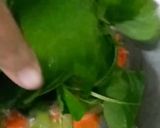 Foto langkah ke 3 dari resep Sayur Bening: Bayam, Selada dan Wortel.
