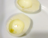 Foto del paso 1 de la receta: Huevo relleno de atún y mayonesa